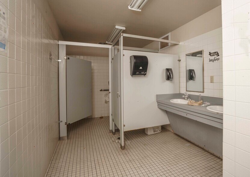 More Photos Of 1310 S Commerce St, Harlingen Office For Sale