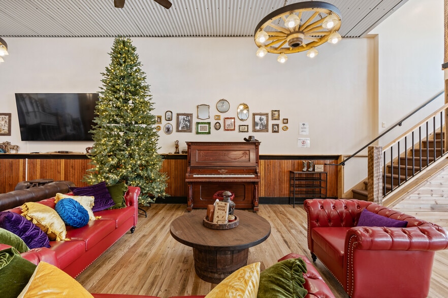 More Photos Of 417 Main St, Ashton Specialty For Sale