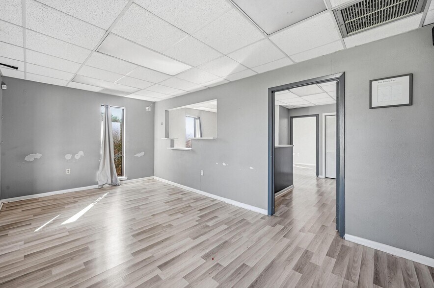 More Photos Of 216 Dalton Dr, DeSoto Office For Lease