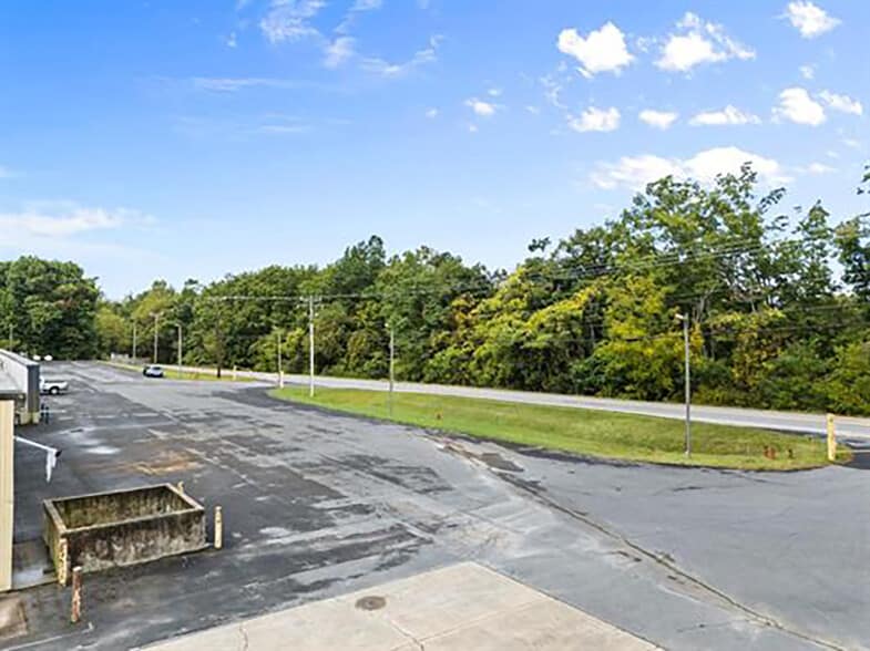 More Photos Of 2000 S Delphine Ave, Lyndhurst Warehouse For Lease