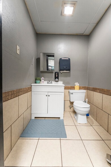 More Photos Of 9585 Braun Rd, San Antonio Storefront Retail Office For Sale