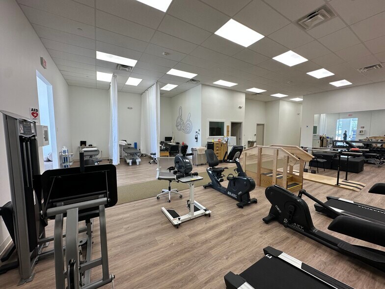 More Photos Of 7910 W Grand Parkway S, Richmond Storefront Retail Office For Lease