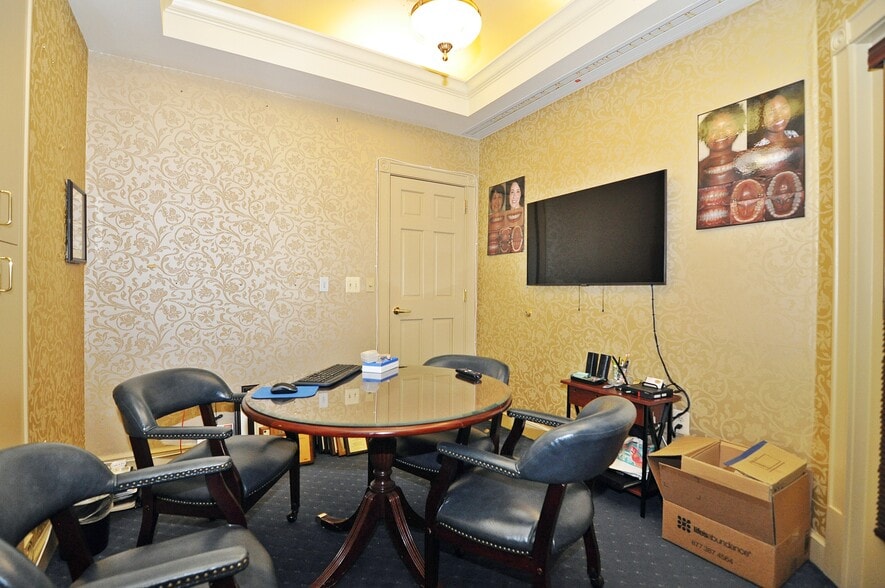 More Photos Of 10614 Warwick Ave, Fairfax Office For Lease