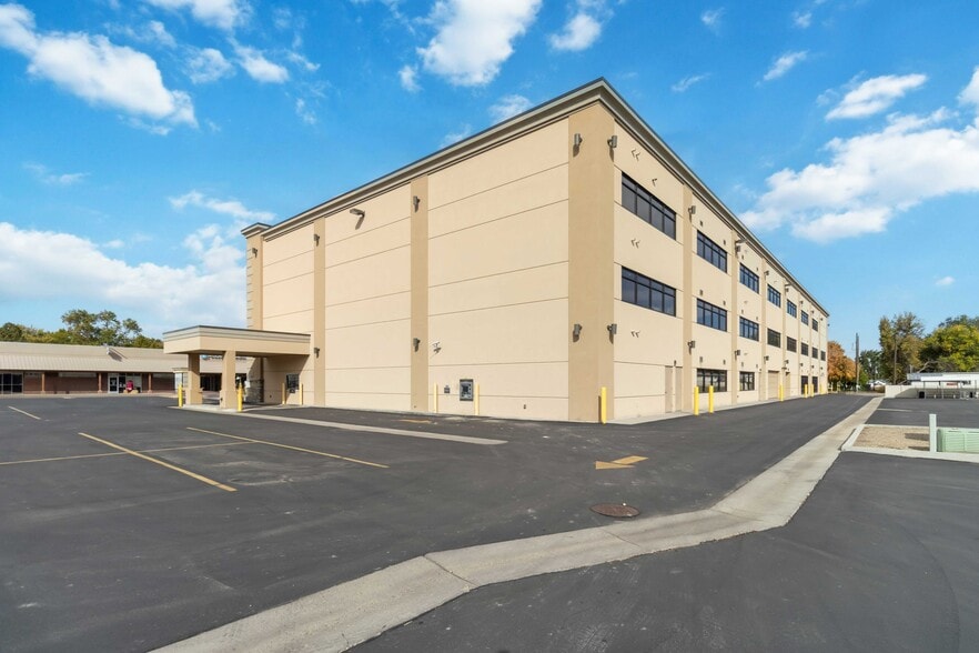 More Photos Of 222 N Plymouth Ave, New Plymouth Showroom For Sale