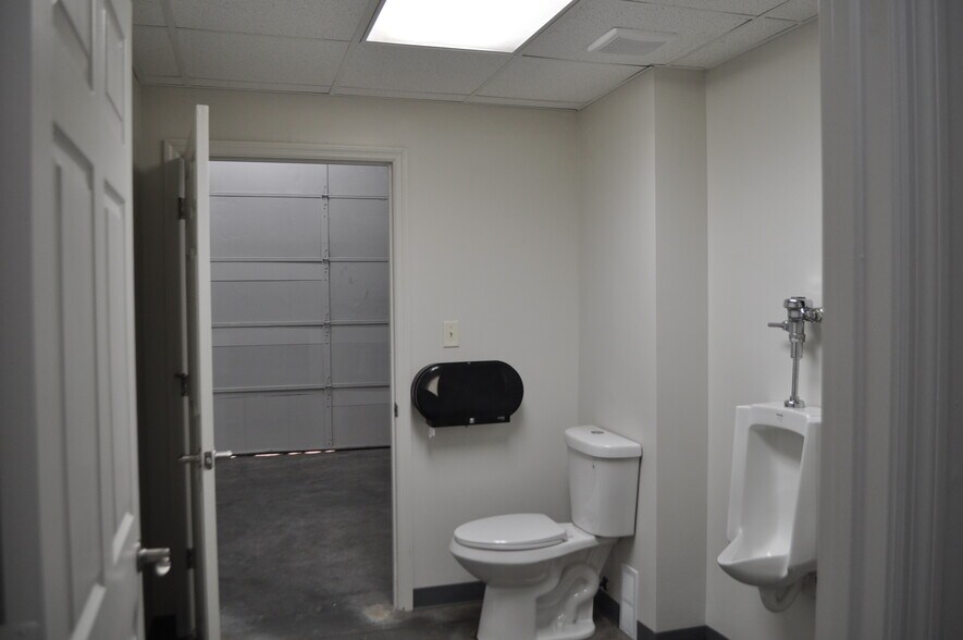 More Photos Of 2333 W Emory Rd, Powell Industrial For Sale