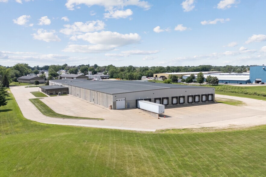 More Photos Of 625 44th St, Marion Distribution For Sale