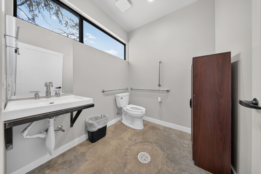 More Photos Of 3326 E 27th Pl S, Tulsa Office For Lease