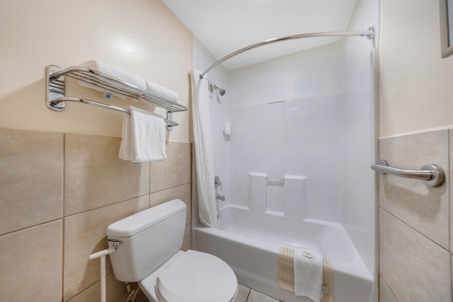 More Photos Of 333 SE 1st Ave, Florida City Hotel For Sale