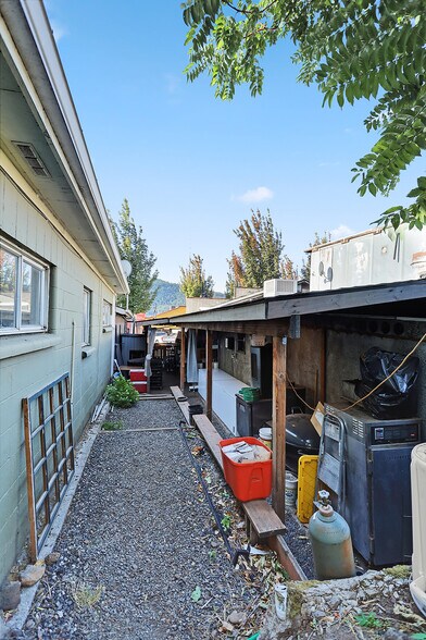 More Photos Of 216 W Steuben St, Cook General Retail For Sale