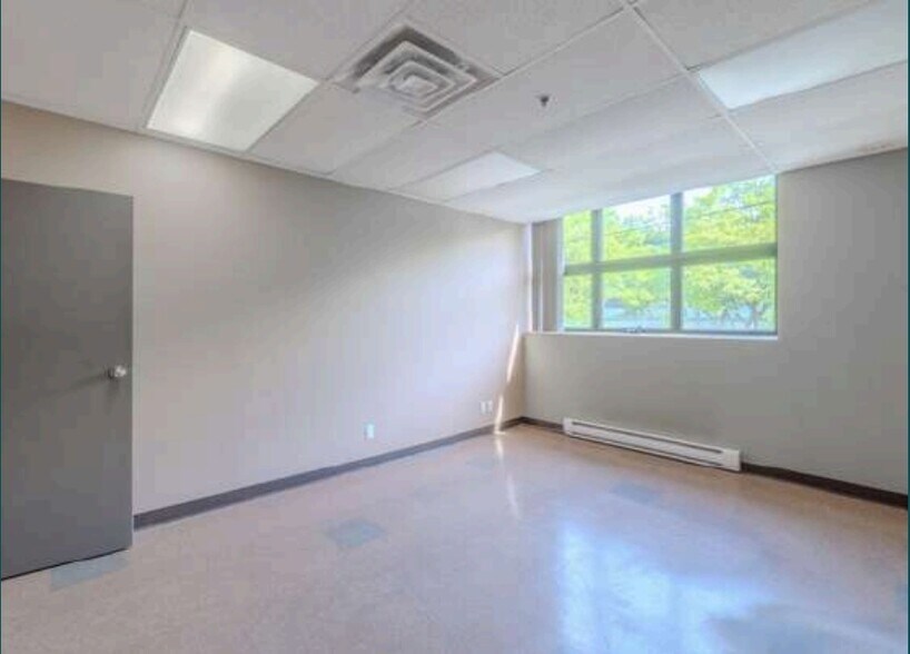 More Photos Of 6674 Av De L'esplanade, Montréal Industrial For Lease