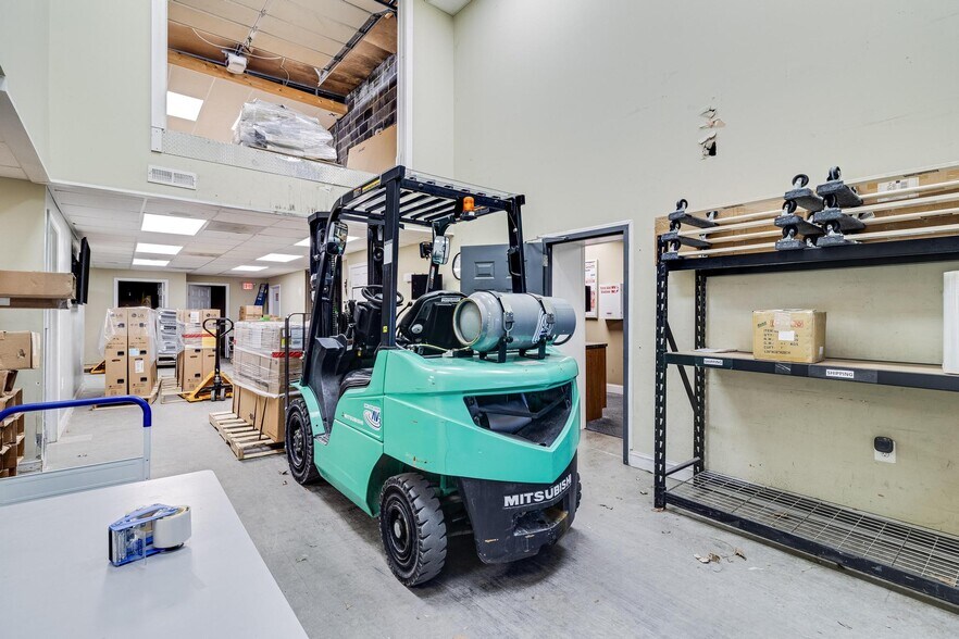 More Photos Of 28275 Three Notch Rd, Mechanicsville Warehouse For Lease