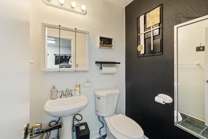 More Photos Of 4100-4102 W Magnolia Blvd, Burbank Storefront For Sale