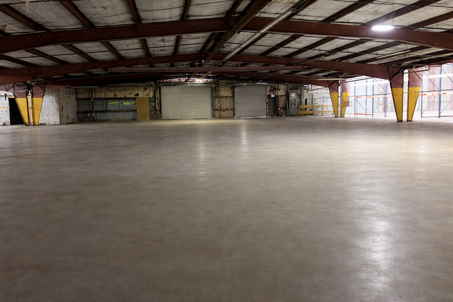 More Photos Of 2600 Industrial St, Leesburg Manufacturing For Lease