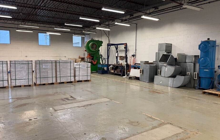 More Photos Of 12-14 Seapark Dr, St Catharines Warehouse For Sale