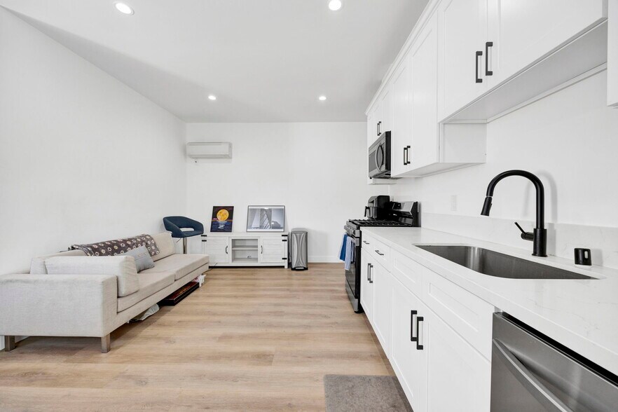 More Photos Of 648 W 30th St, Los Angeles Apartments For Sale