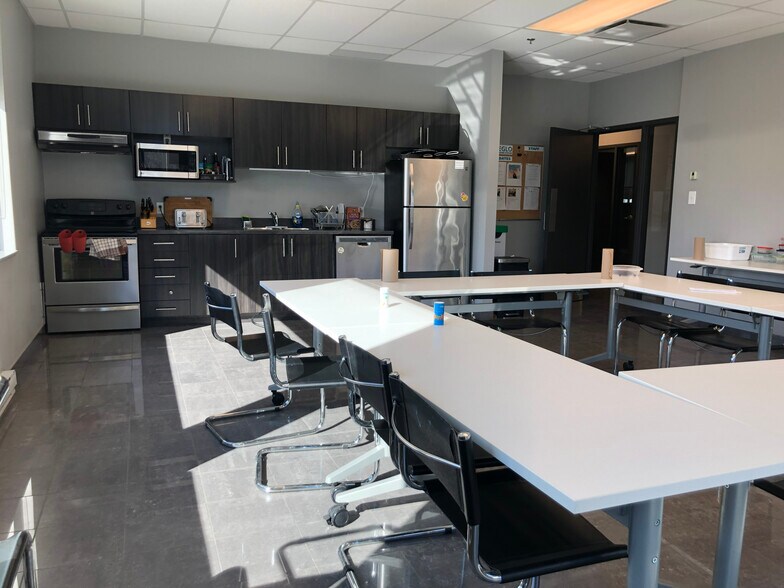 More Photos Of 20700 Rte Transcanadienne, Montréal Warehouse For Sale