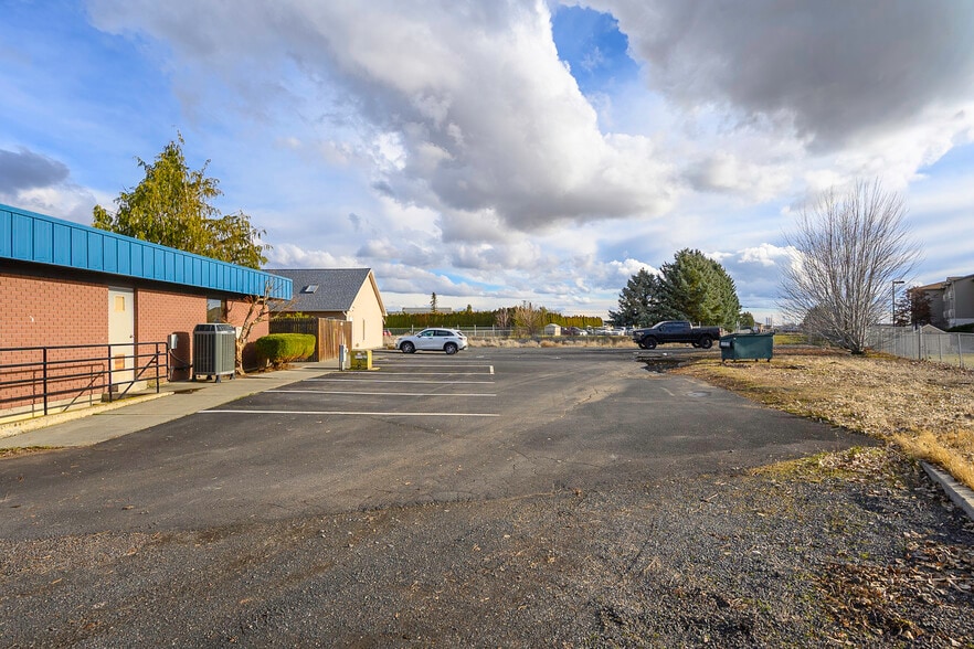 More Photos Of 1336 E Hunter Pl, Moses Lake Office For Sale