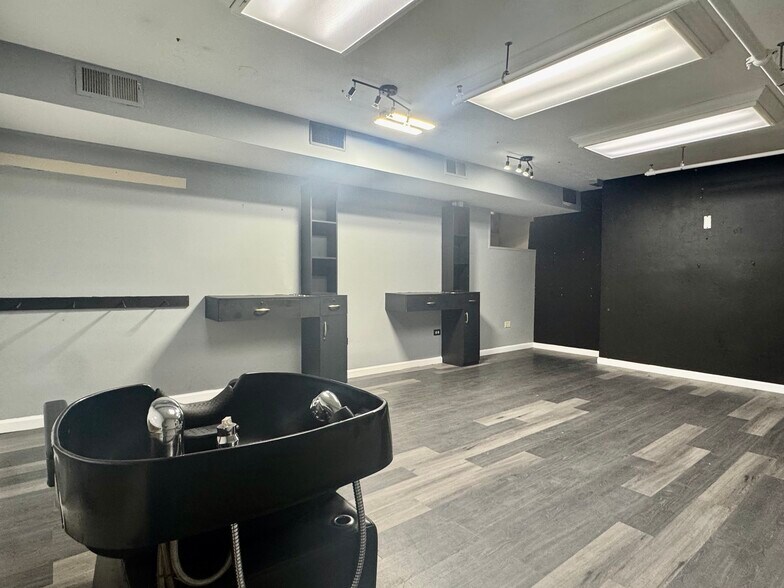 More Photos Of 25 S Washington St, Naperville Storefront For Lease