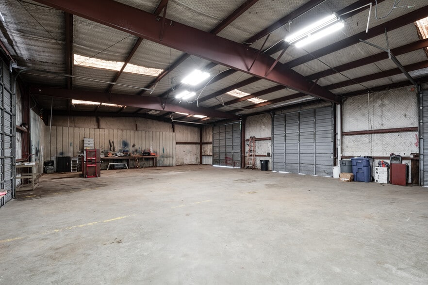 More Photos Of 910 E Church St, Livingston Service For Sale