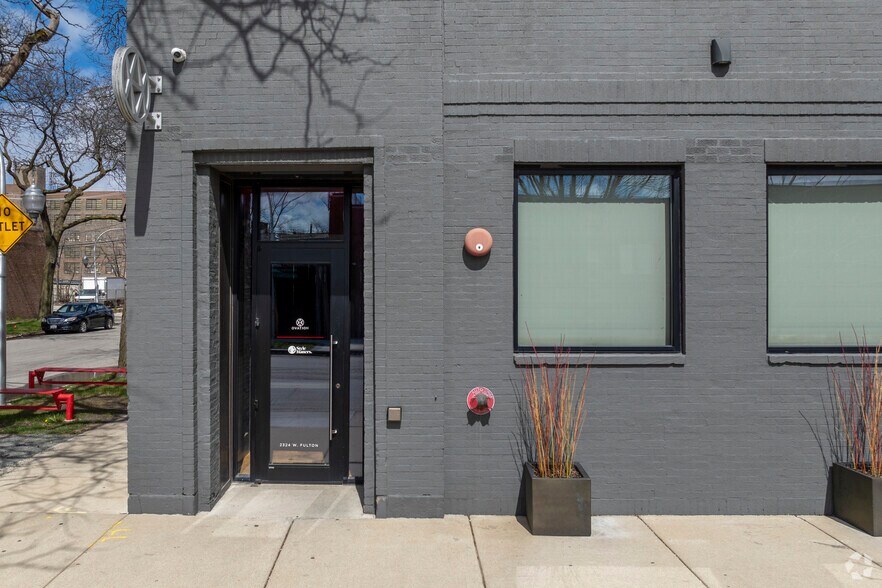 More Photos Of 2324 W Fulton St, Chicago Showroom For Sale