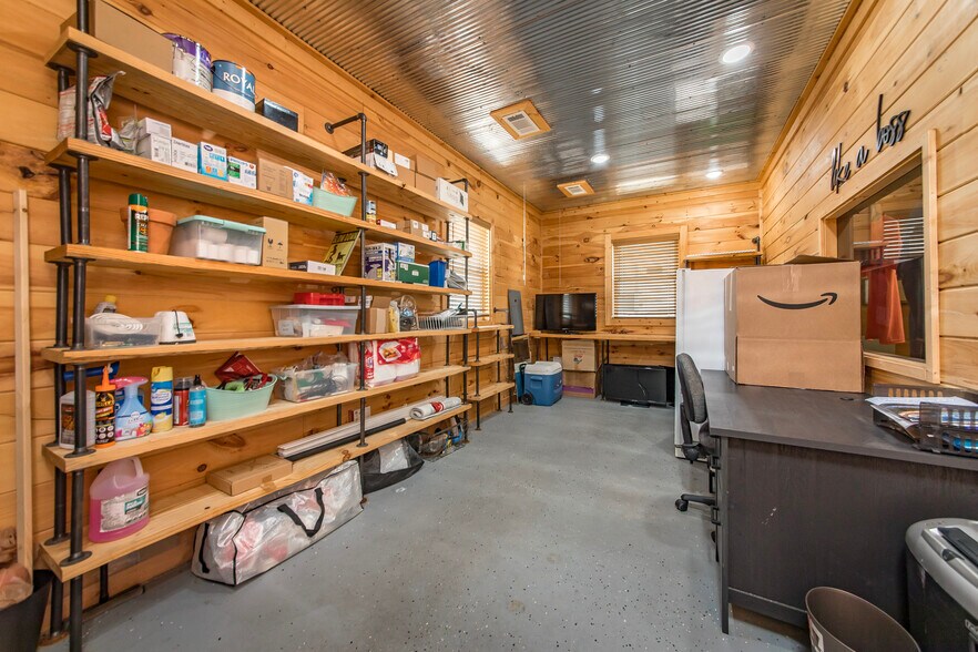 More Photos Of 8546 Edgemont Rd, Greers Ferry Hotel For Sale
