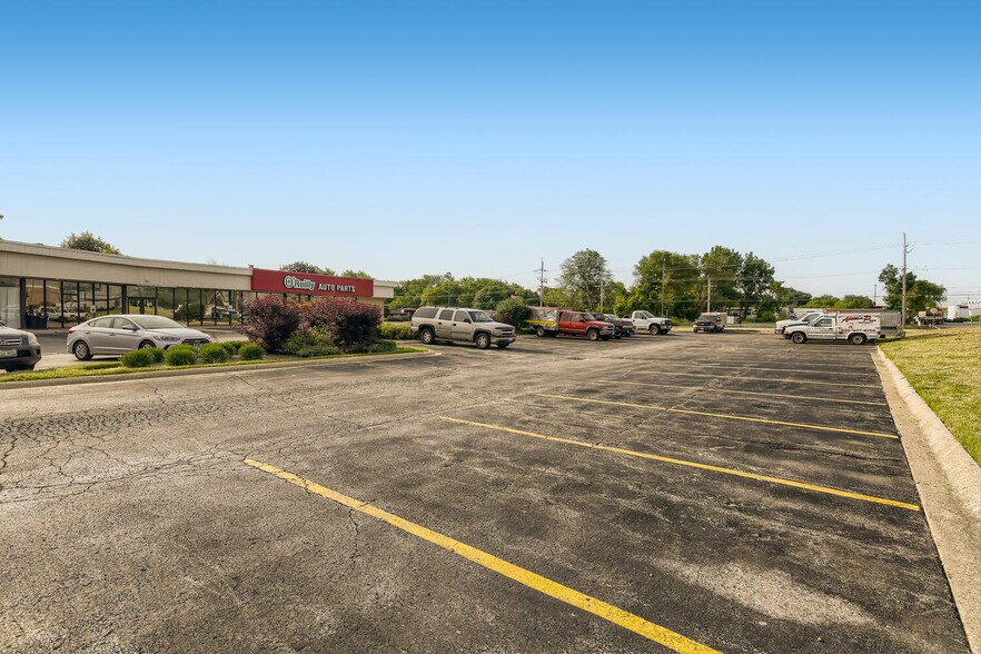 More Photos Of 805-845 N Roselle Rd, Schaumburg Unknown For Lease