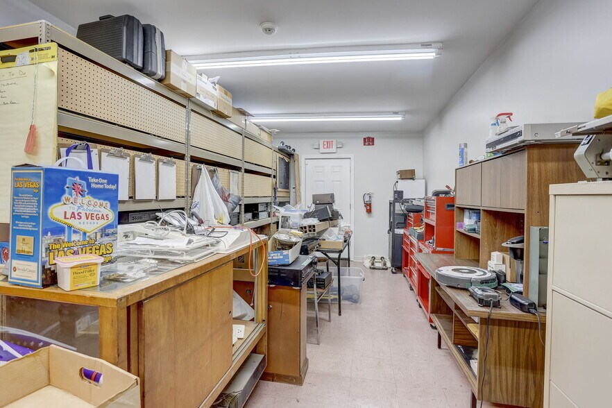 More Photos Of 329 Otter St, Bristol Flex For Lease