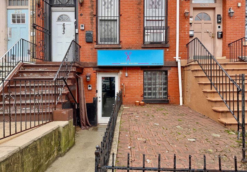 More Photos Of 693 Bergen Ave, Jersey City Storefront Retail Residential For Lease