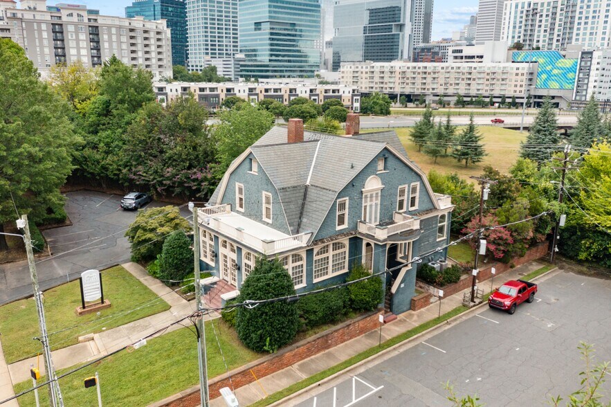 More Photos Of 435 E Morehead St, Charlotte Office For Lease