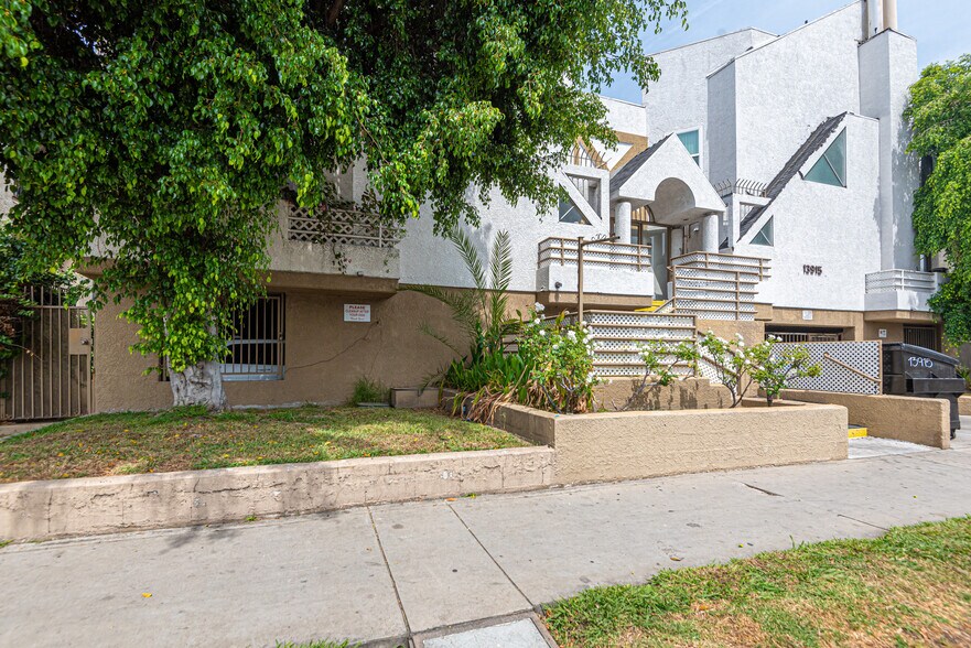 More Photos Of 13915 Sherman Way, Van Nuys Apartments For Sale