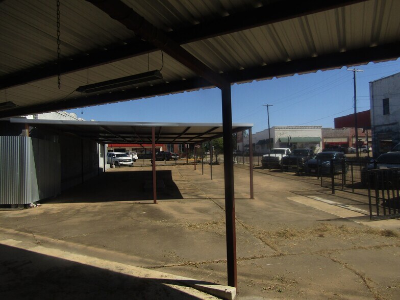 More Photos Of 9 NW Martin Luther King Ave, Idabel General Retail For Sale