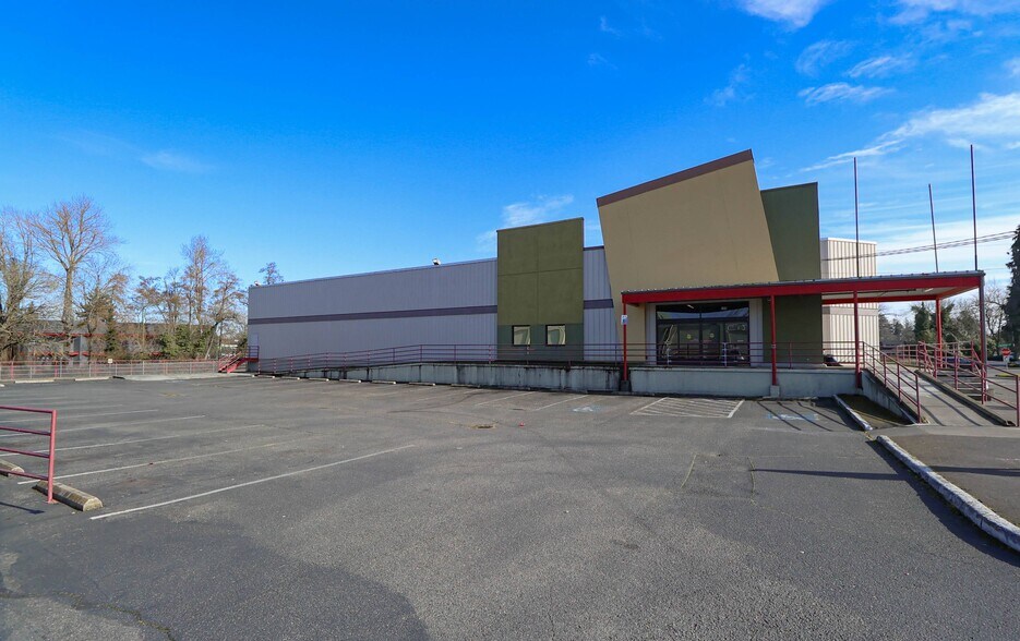 More Photos Of 299 D St NE, Salem Supermarket For Lease