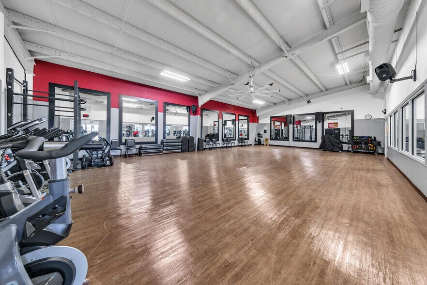 More Photos Of 2500 S Ferdon Blvd, Crestview Storefront For Lease