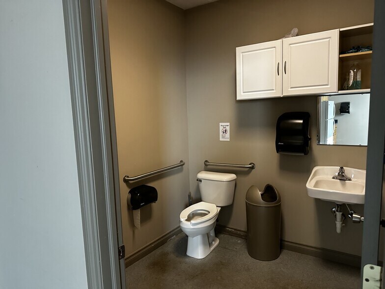 More Photos Of 15502 S Telegraph Rd, Monroe Medical For Lease