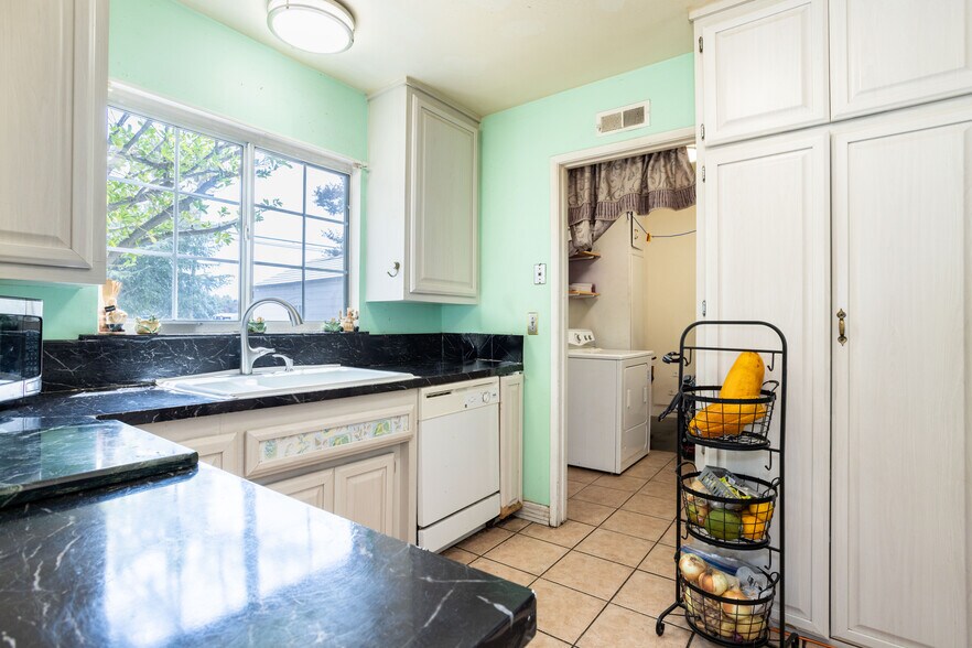 More Photos Of 6402 Graves Ave, Van Nuys Apartments For Sale