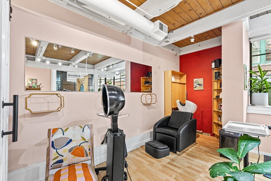 More Photos Of 116 Lithia Way, Ashland General Retail For Sale