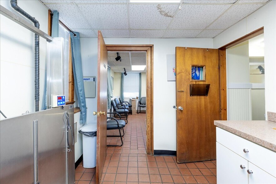 More Photos Of 21 Jackson St, Methuen Veterinarian Kennel For Sale