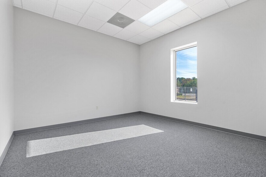 More Photos Of 3607 N Loop 336, Conroe Light Manufacturing For Lease