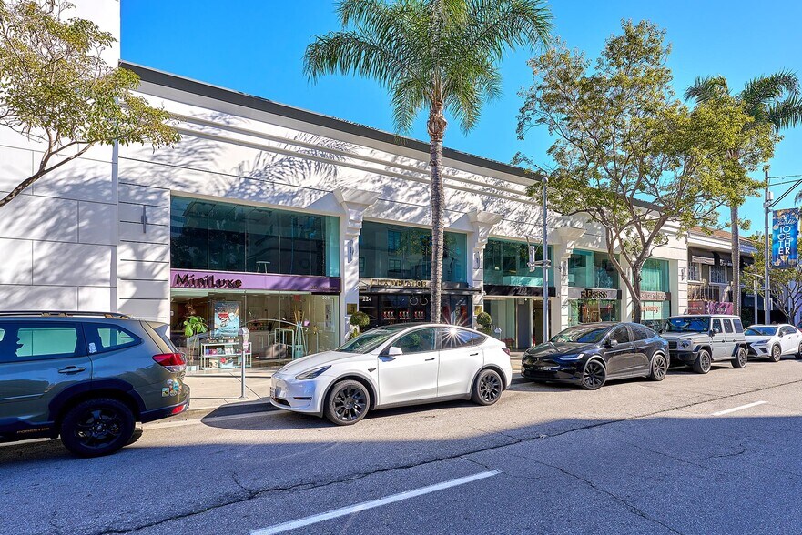 More Photos Of 220-228 N Canon Dr, Beverly Hills Loft Creative Space For Lease