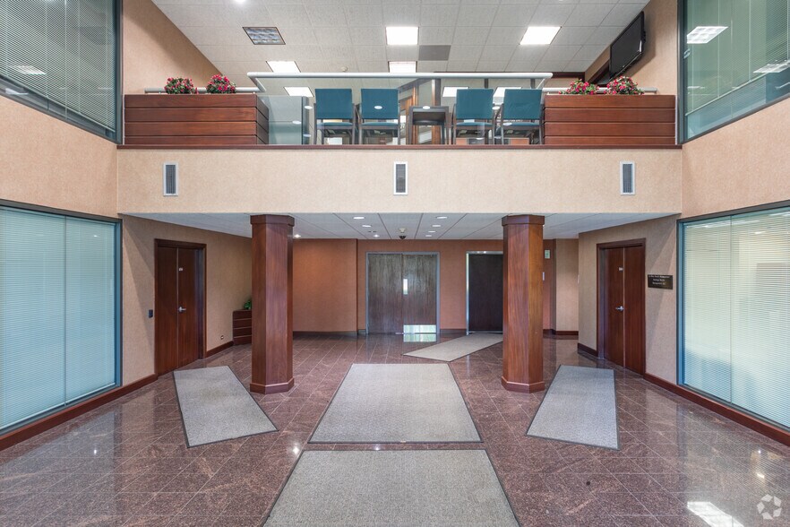 More Photos Of 625 N North Ct, Palatine Unknown For Lease