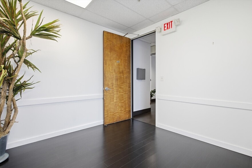 More Photos Of 8527 Pines Blvd, Pembroke Pines Office For Sale