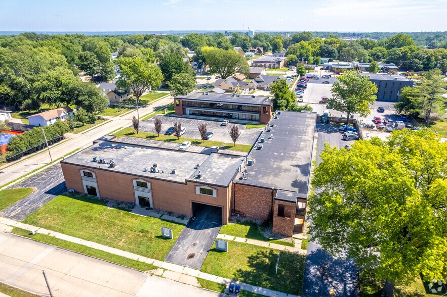 More Photos Of 3821-3829 71st St, Urbandale Office For Lease