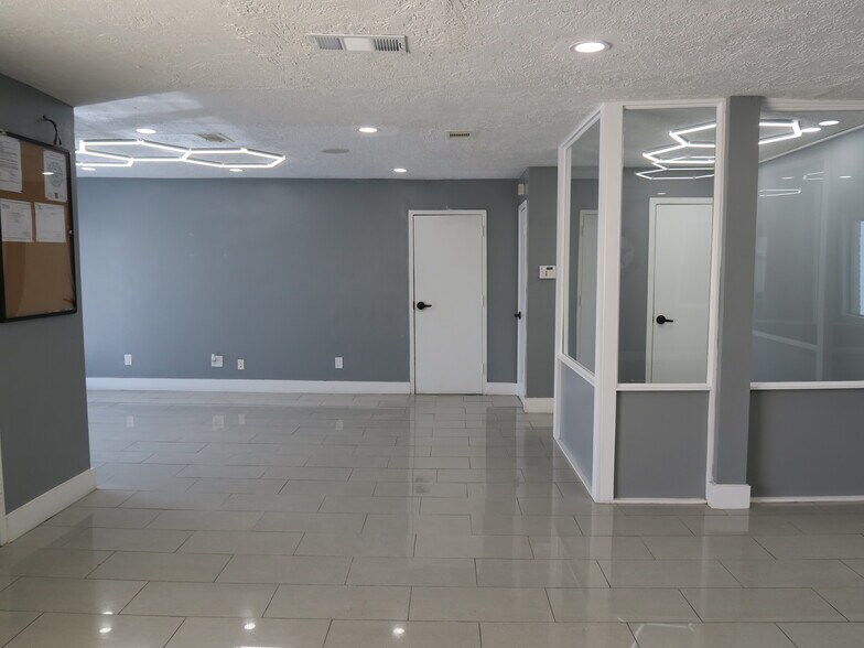 More Photos Of 5638 Star Ln, Houston Auto Dealership For Lease