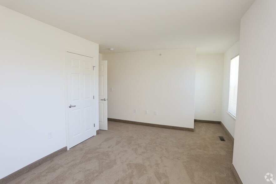 More Photos Of 700-700 Wincoram Way, Coram Apartments For Lease