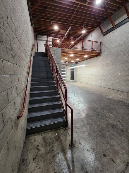More Photos Of 334-336 W 33rd St, Los Angeles Industrial For Sale