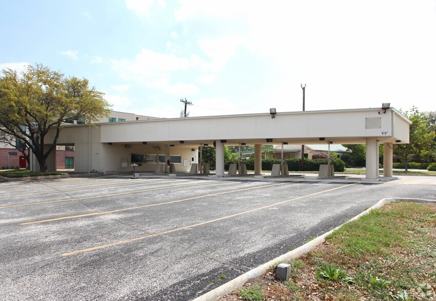 Primary Photo Of 8646 Crownhill Blvd, San Antonio Bank For Sale