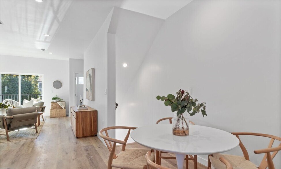 More Photos Of 10821 Hartsook St, North Hollywood Apartments For Sale