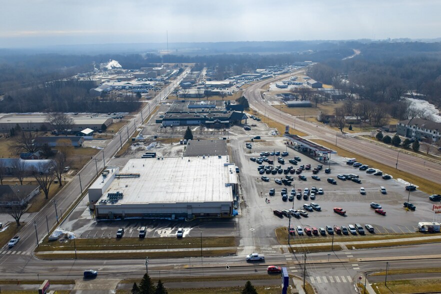 More Photos Of 2025 S Broadway St, New Ulm Freestanding For Lease