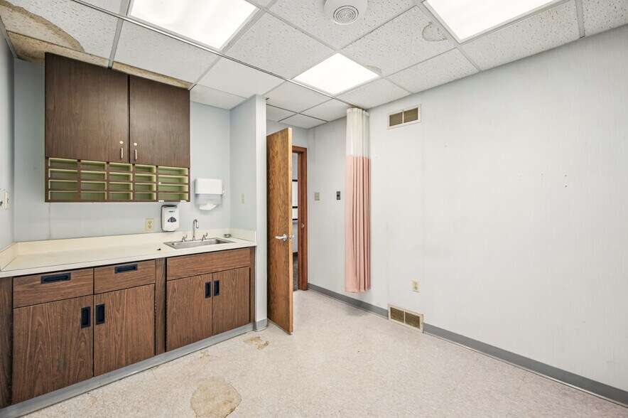 More Photos Of 2000 Green St, Farrell Medical For Sale