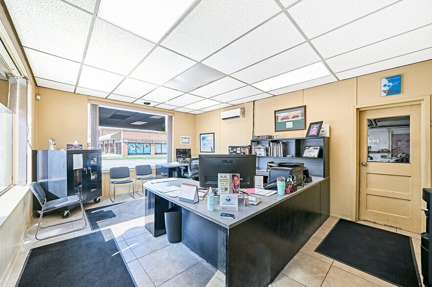 More Photos Of 519 Brock St N, Whitby Auto Repair For Sale